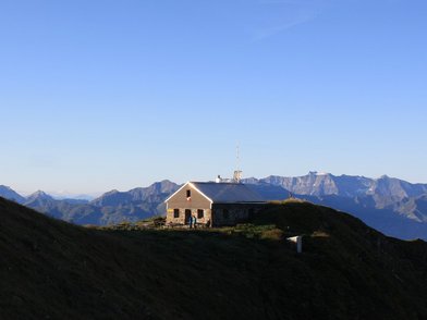 Alvierhütte mit Sardona in Hintergrund